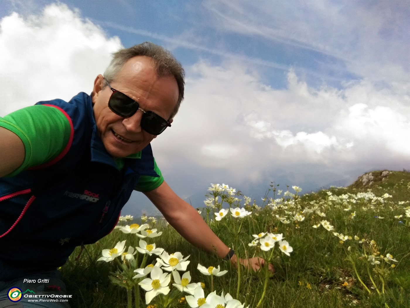 61 Estese fioriture di anemone narcissino in vetta alla Corna Grande (selfie).jpg